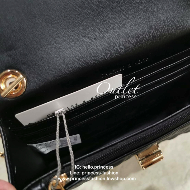 CHARLES & KIETH MINI CLUTCH BAG กระเป๋าสะพายทรงคลัชรุ่นยอดนิยมดีไซน์คลาสสิควัสดุหนังนิ่มลายตารางสวยอยู่ทรงขนาดมินิสไตล์ Chanel เปิดปิดด้วยตัวล๊อคแบบบิดอะไหล่ทอง ด้านหลังประดับโลโก้แบรนด์สวยดูดี มาพร้อมสายสะพายโซ่ร้อยหนัง Crossbody ได้สามารถซ้อนสายสะพายไหล