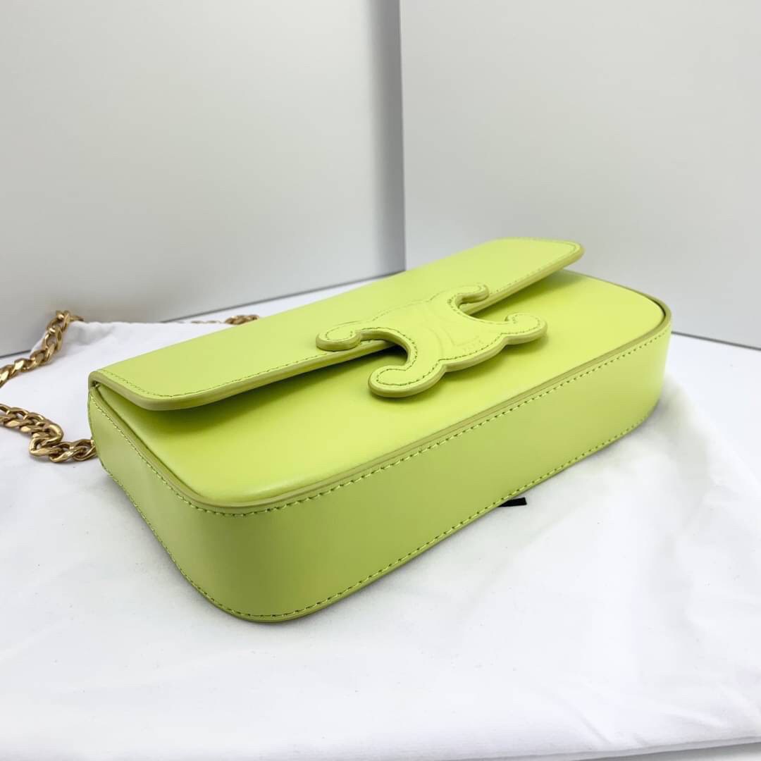 หนังแท้ CELINE CHAIN SHOULDER BAG CUIR TRIOMPHE IN SHINY CALFSKIN ANIS / CELINE TRIOMPHE SHOULDER BAG หนังแท้ทั้งใบสวยหรู แบบใหม่ล่าสุด โลโก้หนังคลาสิกที่สุดค่ะ จุของได้กำลังดี เหมาะกับสาวๆในวันที่อยากครอสบอดี้ชิลๆ ห้ามพลาดค่ะ!