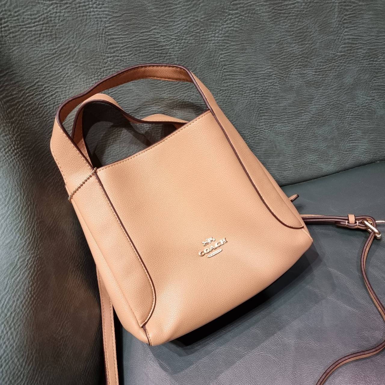 COACH 78800 HADLEY HOBO 21 ไอเท็มยอดนิยม คลาสสิคในทุกโอกาส กระเป๋าทรงโฮโบ ทรงสวยใช้งานได้ทุกลุค แมชท์ง่ายกับทุกสไตล์ วัสดุหนัง pepble เปิด-ปิดด้วยกระดุมแม่เหล็ก มีตะขอล็อคที่ปากกระเป๋าเพื่อปรับทรงใช้งานได้ ภายในโล่งกว้าง ใส่ได้ทุกอย่าง!! มีสายสะพายให้ หรื