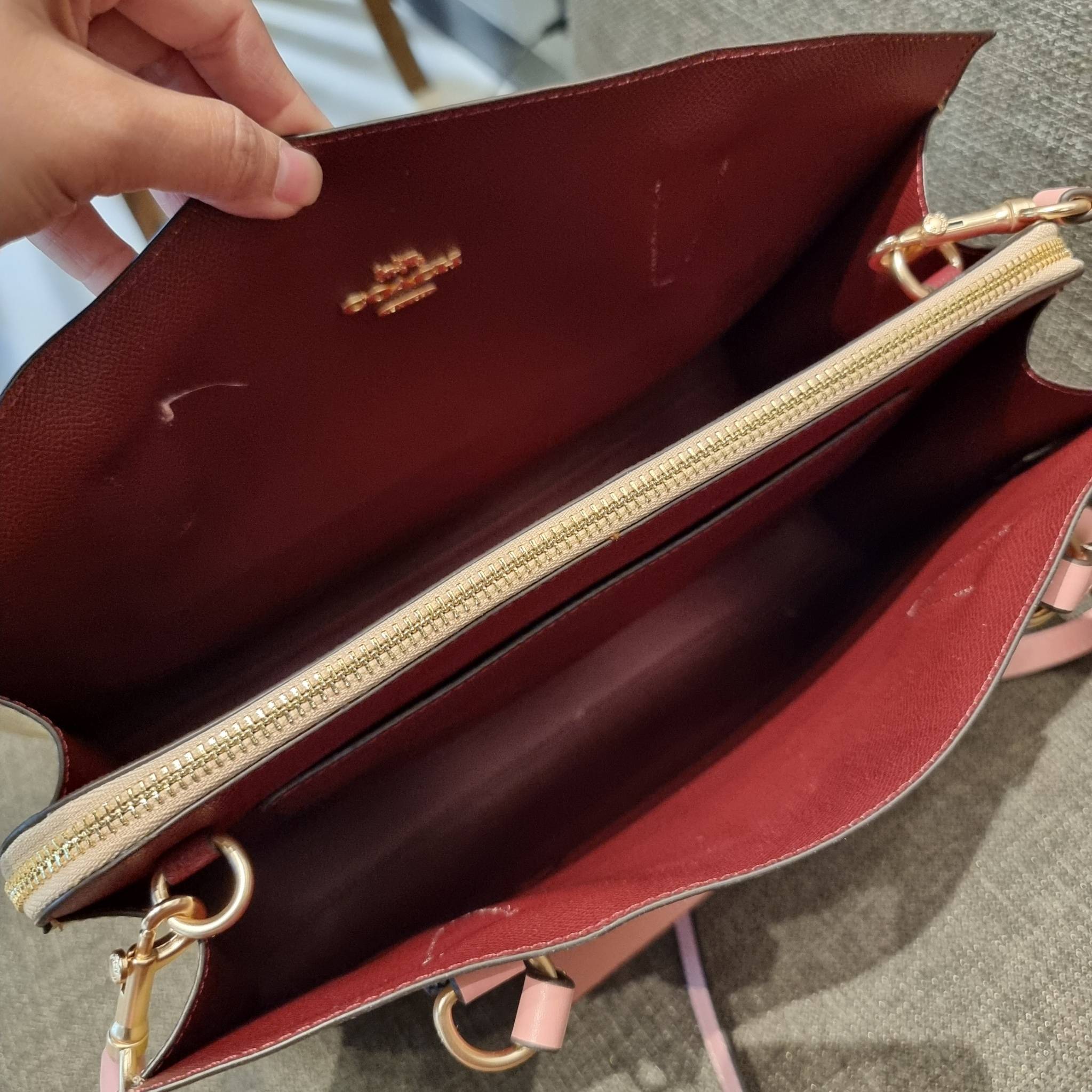 COACH C4075 TATUM CARRYALL IN SIGNATURE CANVAS คอลเลคชั่นใหม่ล่าสุด จัดมาให้ได้สวยก่อนใคร สวยหรูทุกสี!! ลุคผู้ดีต้องมาอีกหนึ่ง กระเป๋าสะพายทรงสวย ที่มาพร้อมสายสะพายไหล่ในตัว และสายครอสบอดี้สำหรับสะพายข้าง วัสดุหนัง crossgrain สวยคมมากๆ ตัวกระเป๋าถูกแบ่งเป