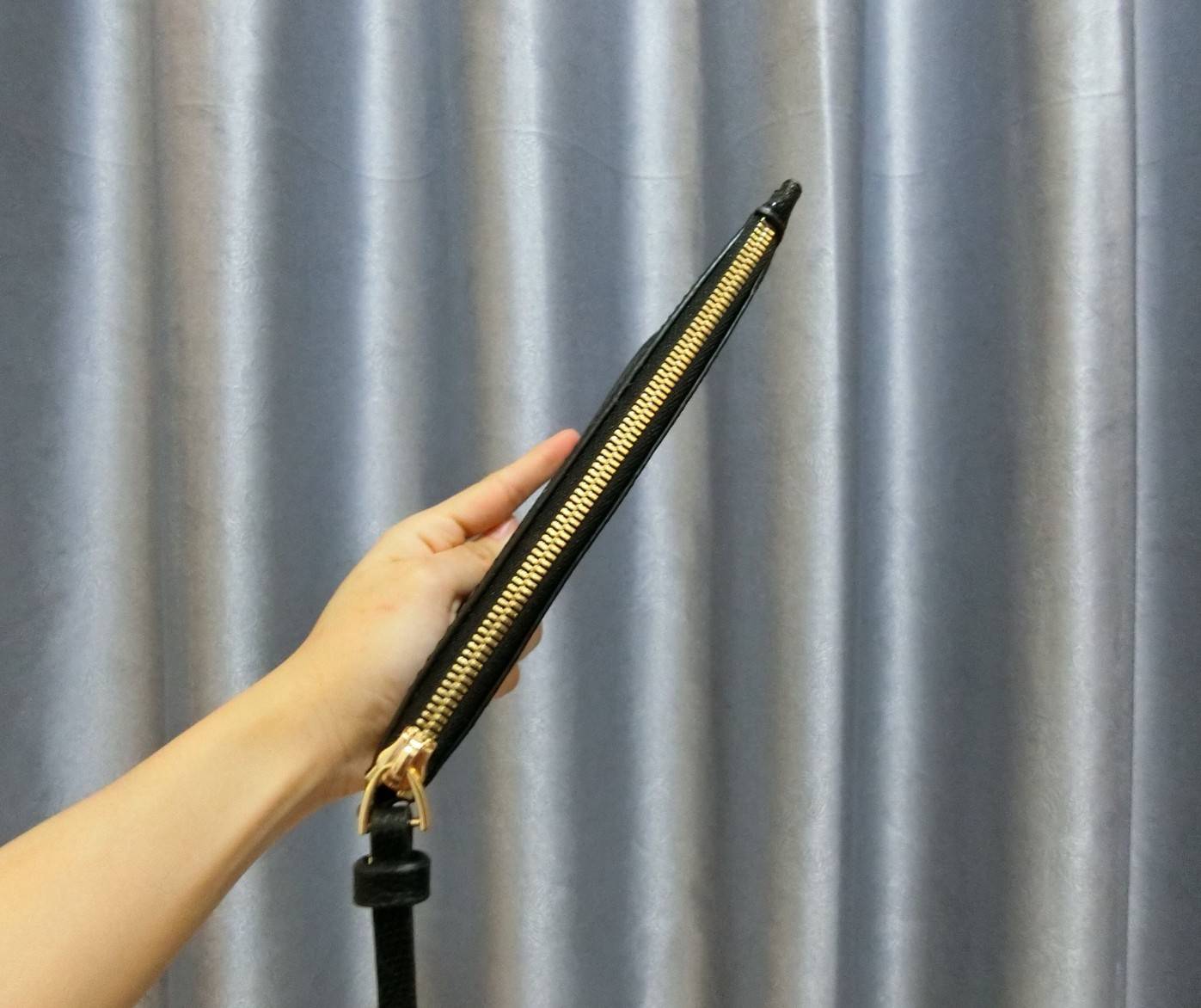 Coach Star Glitter Corner Zip Wristlet / FACTORY HK กระเป๋าคล้องมือทรงคลัช ตัวกระเป๋าตกแต่งกริ๊ตเตอร์ ด้านหน้าติดอะไหล่แบรนด์ สวยหรู เปิดปิดด้วยซิป ด้านในบุผ้ากำหยี่สามารถใส่โทรศัพท์มือถือได้ทุกรุ่น มาพร้อมสายคล้องมือ 1เส้น MUST HAVE!!