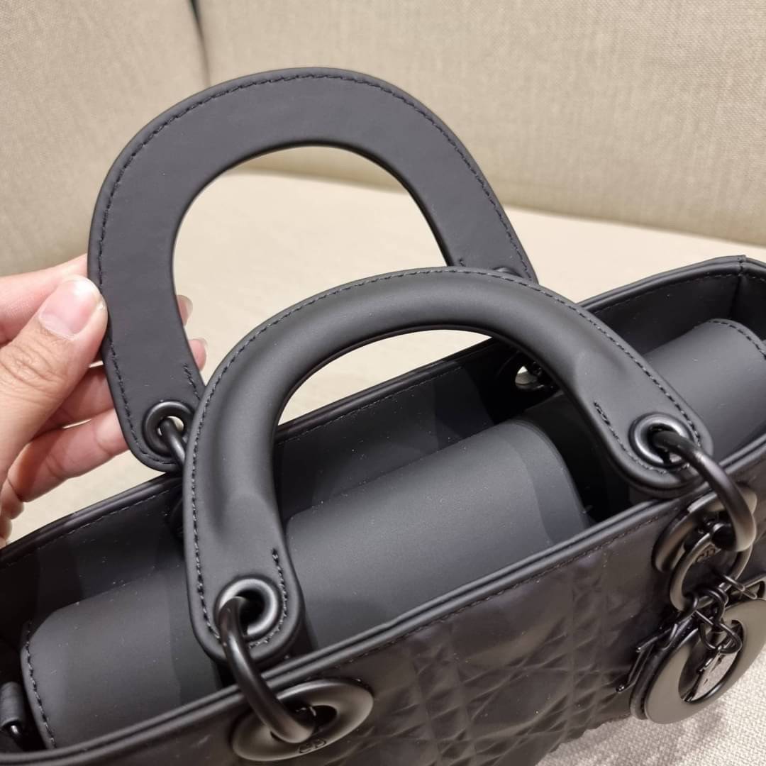 พร้อมส่ง DIOR LADY D-JOY BAG Cannage Calfskin with Diamond Motif / CD LADY D-JOY BAG ดีไซน์ใหม่ อัพเลเวลความหรู กับกระเป๋าสะพายข้างที่รอบนี้ดีไซน์รูปทรงโฉมใหม่ ใช้งานง่ายขึ้น สะดวกใช้มากขึ้น