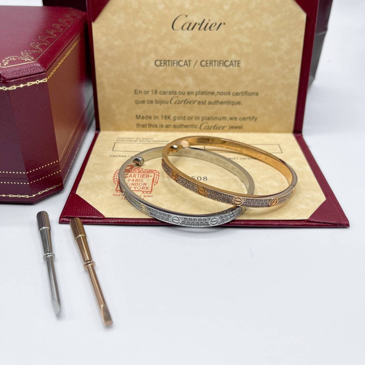 Cartier Love Bracelet Small Model กำไลข้อมือคาเทียร์ เกรดเทพออริจินิล ปั้มทุกจุด มีเลขปั้มด้านในวงครบ วัสดุคุณภาพดี ไม่ลอกไม่ดำ พร้อมกล่องหนาตามแบบปั้มลายแบรนด์ ภาพสินค้าถ่ายจากงานขายจริง ใช้งานต่างประเทศได้