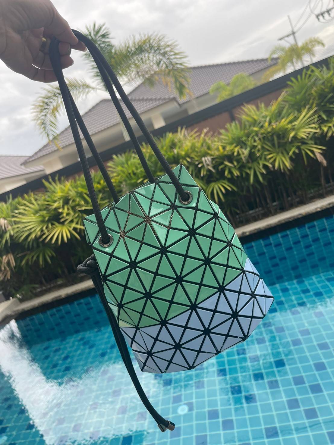 Baobao Issey Miyake Wring Small Bag กระเป๋าสะพายครอสบอดี้พร้อมสายรูดเปิดปิด สามารถปรับความยาวของสายได้ตามสไตล์ความชื่นชอบ ด้วยดีไซน์ทรงน่ารัก เหมาะสำหรับให้สาวๆหยิบใช้ในวันสบายๆ แต่เต็มเปี่ยมไปด้วยความคล่องแคล่ว ไฮไลต์ของซีซั่นนี้คือกระเป๋าที่มาพร้อมกับเช