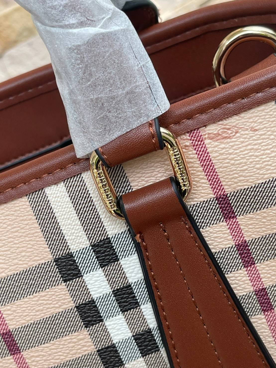 Burberry Medium title tote bag กระเป๋าทำงานดีไซน์สวย เป็นกระเป๋า Tote ที่ออกแบบมาเพื่อให้เหมาะกับการใช้งานของสาวออฟฟิต ที่สามารถจัดของให้เป็นให้ระเบียบ เพราะมีหลายช่องรวมถึงช่องซิป ที่สาทารถช่วยให้แยกของให้เป็นระเบียบและหยิบใช้ได้ง่ายขึ้น ลวดลาย Vintage C