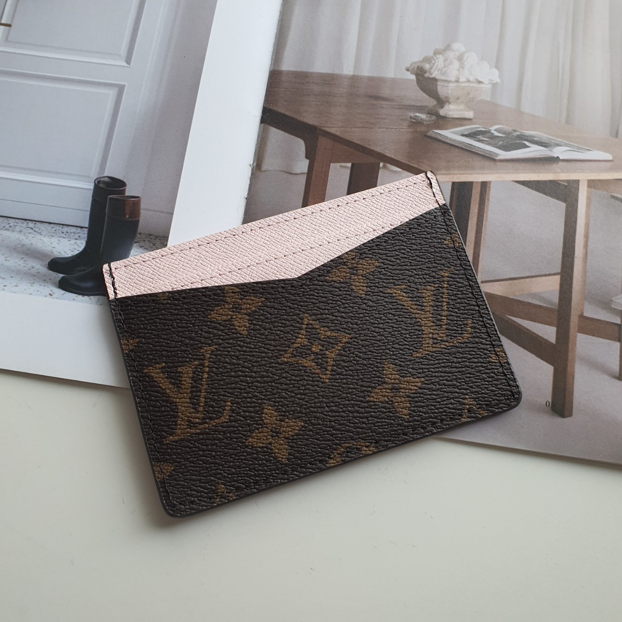 งานหรูเว่อวัง LOUIS VUITTON CARD HOLDER (GWP) 💳 ที่ใส่บัตร จากพรีเมี่ยมกิ้ฟแบรนด์หรู ดีไซน์สวยเก๋ หนังแท้ลายสวยเป็นเอกลักษณ์ ขนาดกำลังดี ใส่บัตรอย่างน้อย 7 ใบ พกพาสะดวก จะซื้อไว้ใส่บัตรใบหรู หรือซื้อให้เป็นของขวัญ ก็ควรค่าที่สุดคะ ห้ามพลาดนะคะ