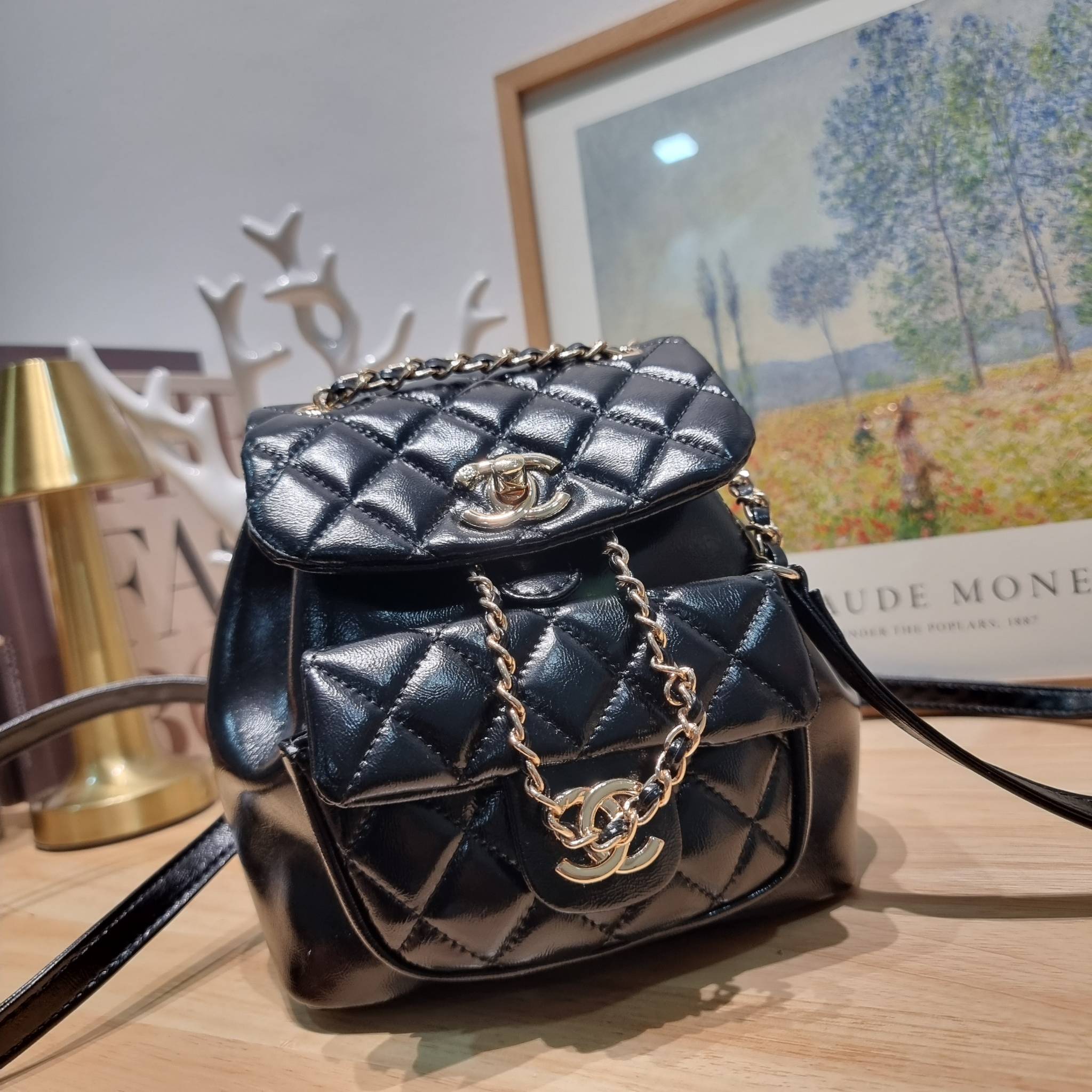 Chanel mini duma backpack กระเป๋าเป้ ไซส์มินิ สุดฮอต น่ารักน่าใช้สุดๆ ไอเท็มยอดฮิต รูปทรงทันสมัย ดีเทลความสวยมากมาย ทั้งสายรูดเก็บปาดกระเป๋า หรือจะช่องเปิดด้านหน้า ก็ดูหรูไปหมด ภายในโล่งกว้าง ใส่ของสำคัญได้