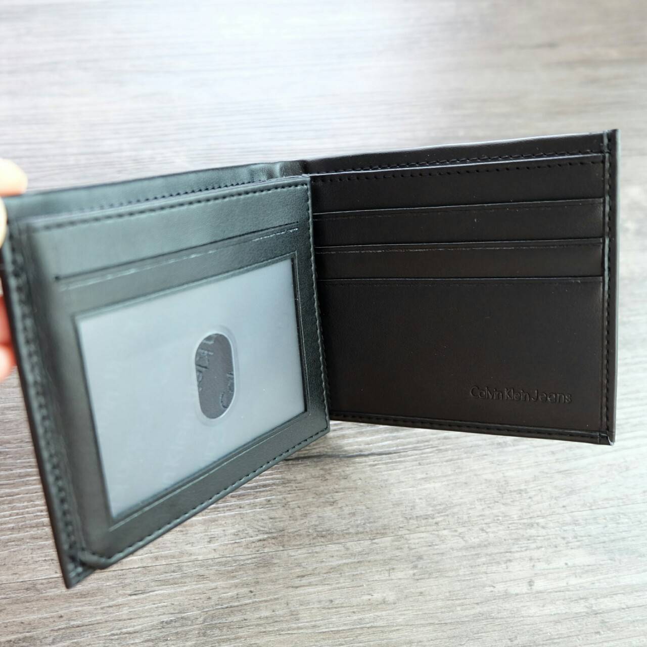 Calvin Klein Short Wallet กระเป๋าสตางค์ใบสั้น ด้านหน้ามีโลโก้แบรนด์ และตกแต่ง ด้วยหมุดโลหะเงิน ภายในมีช่องใส่ธนบัตร ช่องใส่บัตรหลาย ช่อง และช่องใส่รูป จะมอบเป็นของขวัญหรือใช้เองก็แนะนำค่ะ