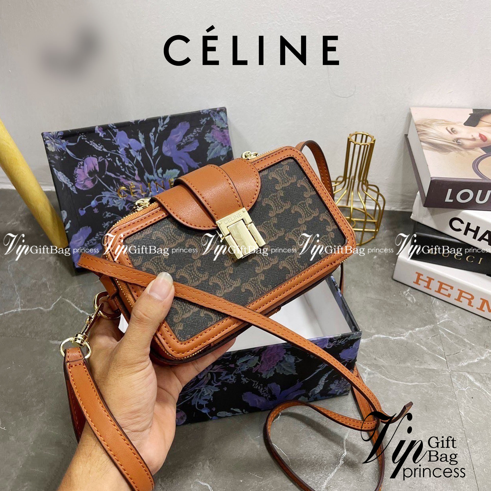 CELINE Phone Pouch With Flap In Triomphe Canvas / Celine Triomphe Pouch Crossbody Bag กระเป๋าใส่โทรศัพท์ซีลีนพร้อมส่ง ในวันที่ต้องการความคล่องตัว เราสามารถหยิบกระเป๋าใส่โทรศัพท์ประเภทนี้เพื่อใส่เพียงแค่โทรศัพท์ เงิน และของสำคัญชิ้นเล็ก ๆ ได้เลย โดยไม่ต้อง