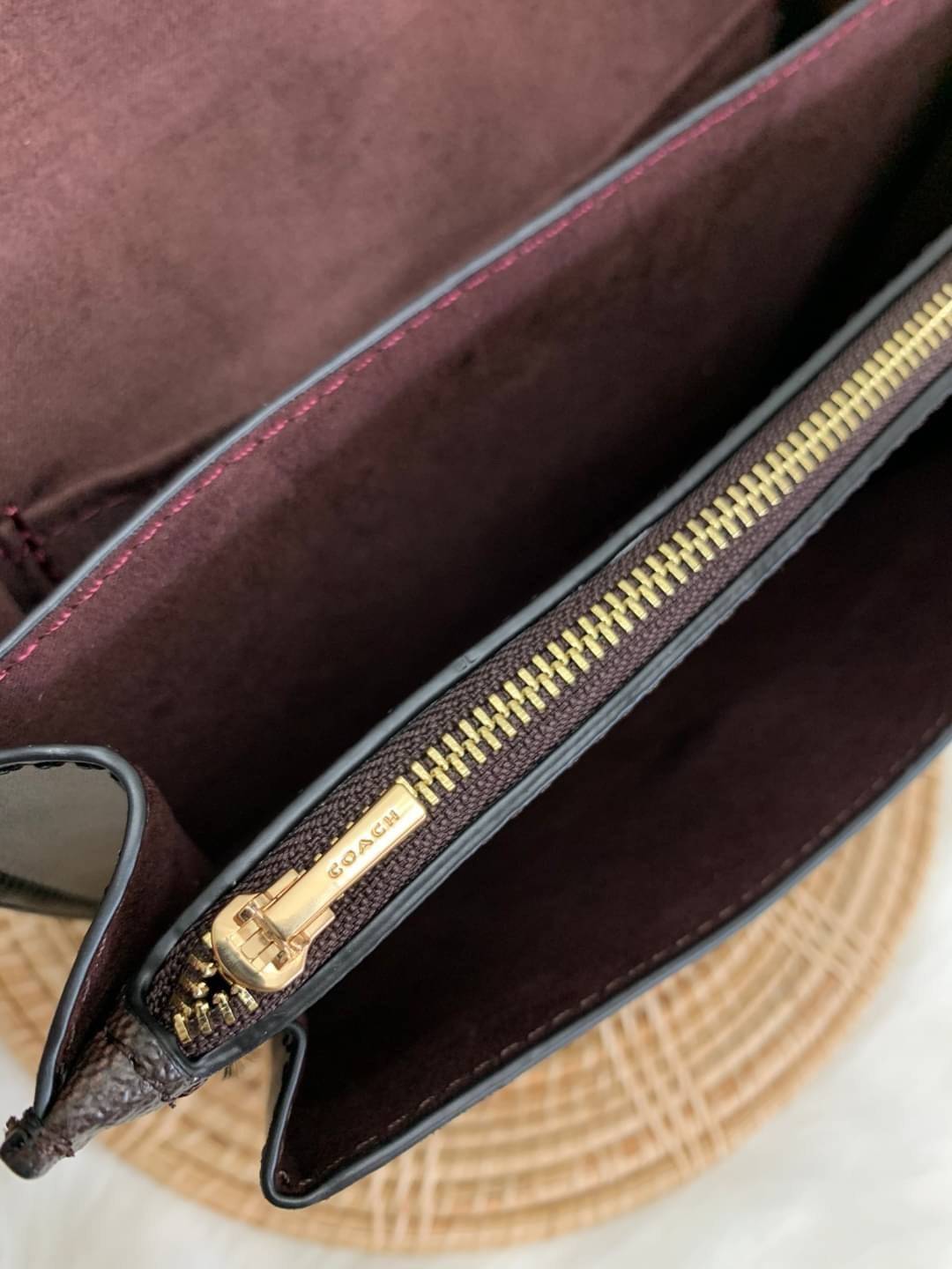 OUTLET 】COACH KLARE CROSSBODY IN SIGNATURE CANVAS WITH POP FLORAL PRINT ((C5797)) สวยมากๆ อยากให้ได้ไปจริงๆจ้าา พร้อมส่งที่ไทย สวยมากๆค่ะ 🌺 ✔️กระเป๋าสะพายแบบครอสบอดี้ร์ หนังแท้สวย ✔️พร้อมป้ายห้อยโลหะแบรนด์หรู 🌺จุดเด่นของรุ่นค