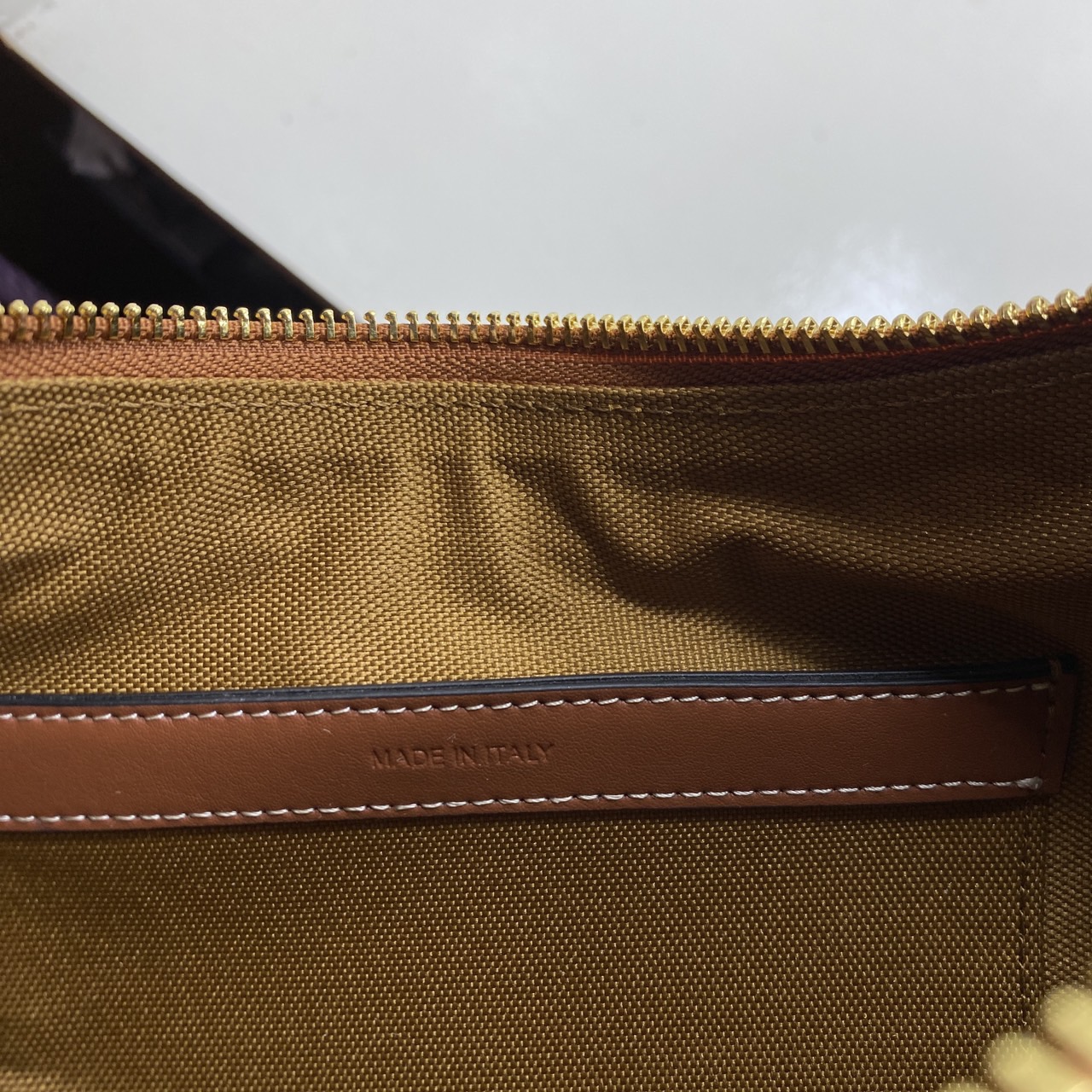 CELINE STRIPED HOBO in TRIOMPHE กระเป๋าสะพายทรงโฮโบ รูปทรงสวยคลาสสิค ใหม่ล่าสุดก่อนใคร ใช้งานได้ง่าย ทุกลุค ทุกสไตล์ งานแคนวาสแท้พิมพ์ลายคมชัด สะพายไหล่แล้วดูหรูหรา