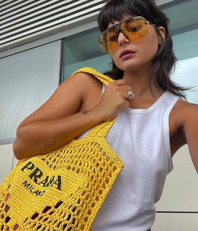 PRADA RAFFIA TOTE BAG สวยไม่ซ้ำใคร สไตล์บีช เหมาะมากกับการสะพายไปเที่ยวทะเล หรือจะใช้ในวันสบายๆก็ตอบโจทย์ กับกระเป๋าสะพายสานใบใหญ่ ตัวกระเป๋าเป็นวัสดุสังเคราห์จากธรรมชาติ