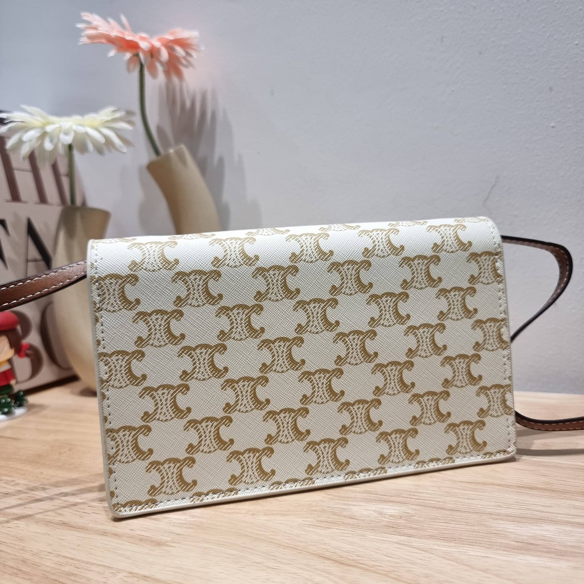 CELINE WALLET ON STRAP IN TRIOMPHE CANVAS AND LEATHER อีกหนึ่งรุ่นยอดนิยม กระเป๋าสะพายกึ่งคลัทช์ ในรูปแบบกระเป๋าสตางค์ ให้พกพาได้ง่าย ใส่ของสำคัญ มือถือ หรือบัตรต่างๆได้