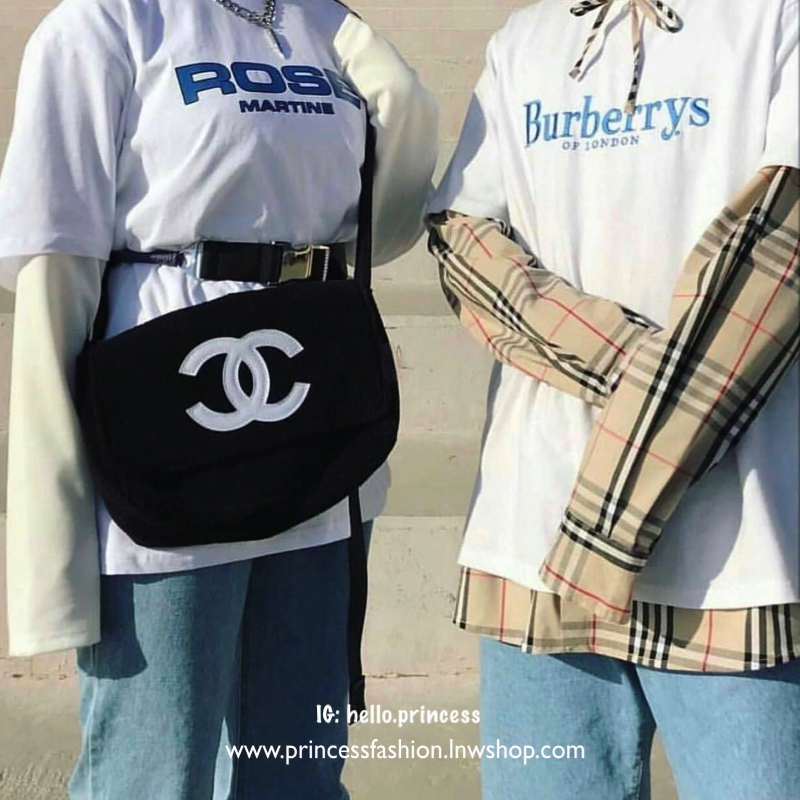 พร้อมส่งรุ่นขายดี! ฮิตที่สุด! Chanel Beaute Crossbody Bag กระเป๋าถือหรือสะพายพรีเมี่ยมของเเท้จาก Chanel Cosmetic Counter VIP Gift รุ่นแนะนำวัสดุขนวูฟหนานุ่มตัดโลโก้แบรนด์หนังแก้วสวยโดดเด่น น้ำหนักเบา เปิดปิดด้วยฝาปิดกระดุมแม่เหล็ก ใบใหญ่กำลังดีใส่ ipad กร