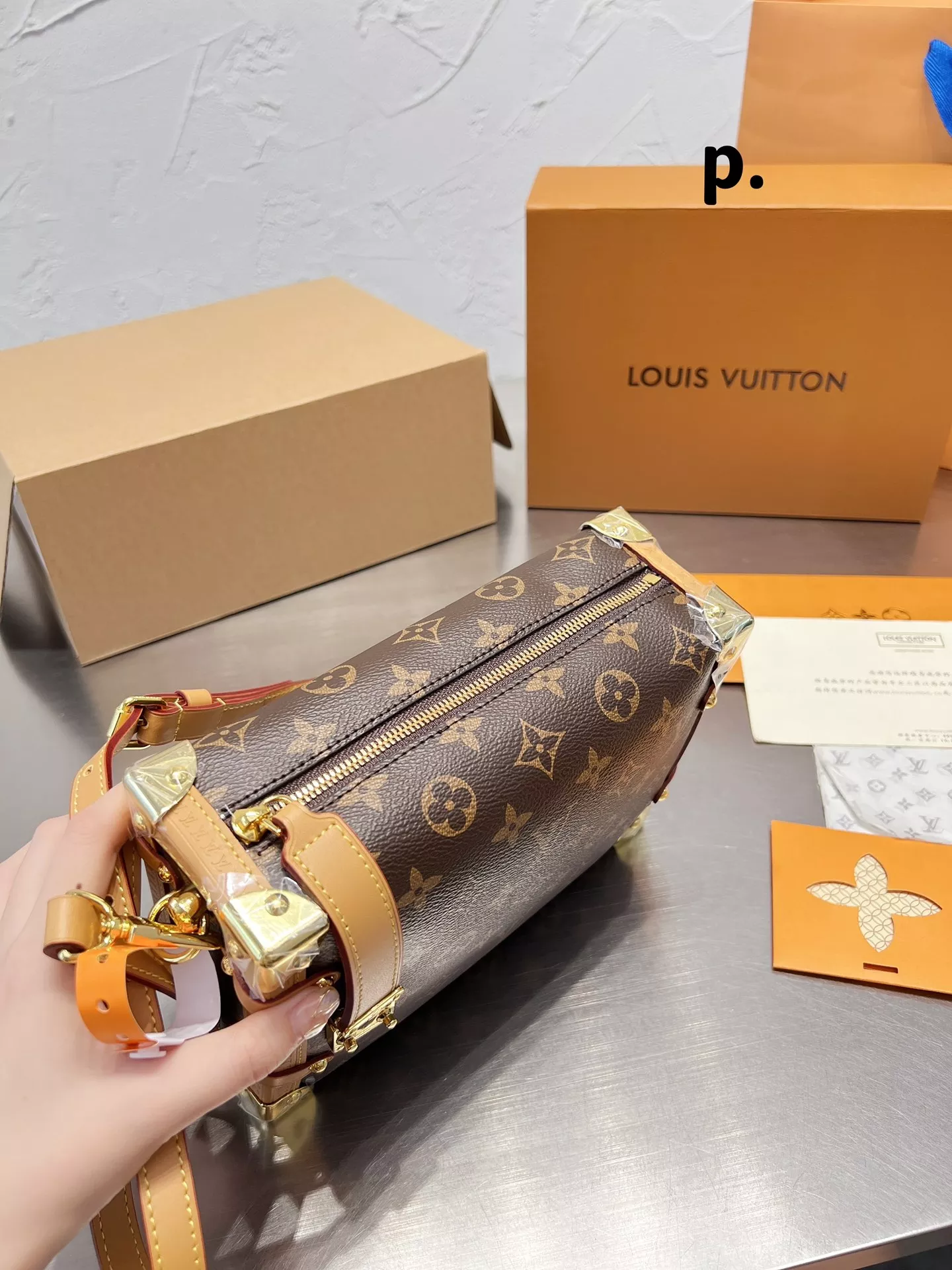 LV Side trunk pm / LV Soft Box Side Trunk Ladies Shoulder Messenger Bag กระเป๋าสะพายทรงกล่อง ที่สาวๆเรียกร้อง วัสดุหนังแคนวาส ดีไซน์ทุกอย่างได้ลงตัว หรูหรา อัพลุคได้ทุกสไตล์ ราคาสุดคุ้ม รุ่นนี้เป็น unisex ด้วยน้า ใช้ได้ทั้งหนุ่มๆและสาวๆไปเลย