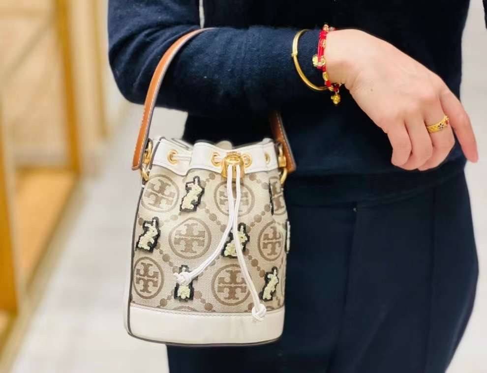 TORY BURCH MINI T MONOGRAM EMBROIDERED RABBIT BUCKET BAG WITH LEATHER SMALL WALLET ((143230)) 🎁 เปิดตัวรุ่นใหม่ได้น่ารักและสวยงามมากๆ พร้อมส่งที่ไทยก่อนใคร