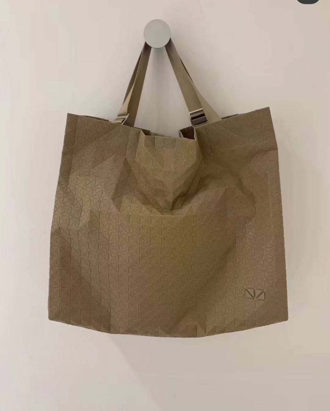 VIP 】Bao Bao Issey Miyake Cart Tote Bag พร้อมส่งที่ไทย รุ่นใหม่ล่าสุด สามารถใช้ได้ทั้งผู้หญิงกับผู้ชาย เบาสบายจุของได้เยอะสามารถทนทานต่อน้ำหนักได้สูงใช้งานได้ยาวๆเลยค่ะ
