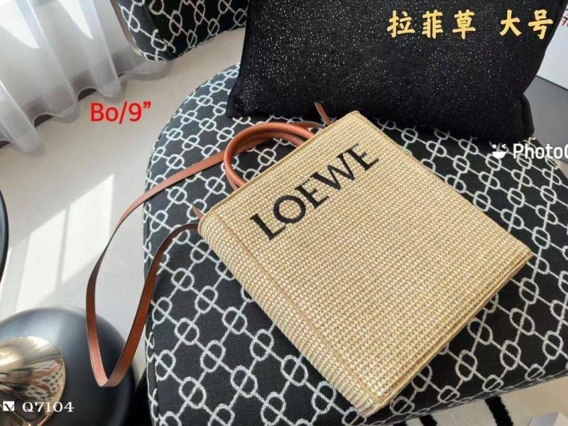 Loewe Leather-trimmed Raffia Tote / Loewe Tote Bag กระเป๋าโท้ท รูปทรงสวยงามสานเต็มใบ และยังโดดเด่นด้วยโลโก้ สีโทนอุ่น ทำให้ไอเท็มนี้ ภายในกระเป๋าใหญ่โล่งกว้าง ใบนี้เหมาะกับสายแฟชั่นมากๆ