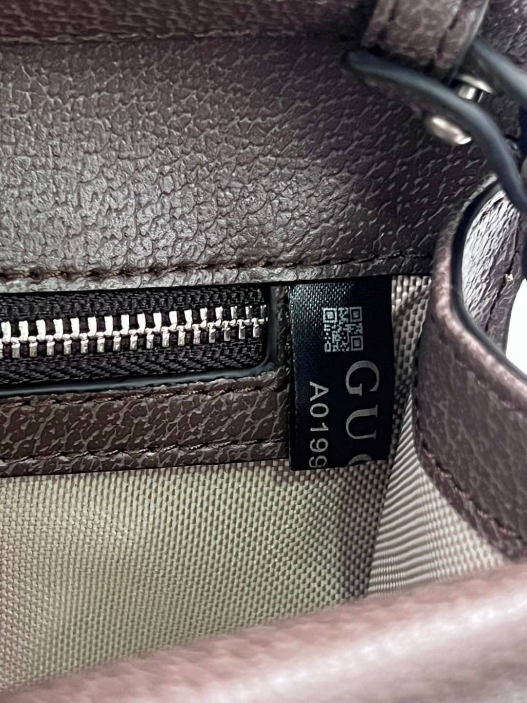 GUCCI Dionysus GG small shoulder bag ฮอตสุดไม่มีใครเกิน รุ่นใหม่ล่าสุดพร้อมสายสะพายสปอร์ต กับกระเป๋าสะพายรุ่นที่สาวๆต้องไม่พลาด!! ดึงดูดและสะกดสายตาด้วยอะไหล่ดีเทลหรู ทนทาน ดูแลรักษาง่าย ภายในสวยงาม และแบ่งสัดส่วนลงตัวมากๆ ใส่ของสำคัญได้สบาย พร้อมเสิร์ฟให