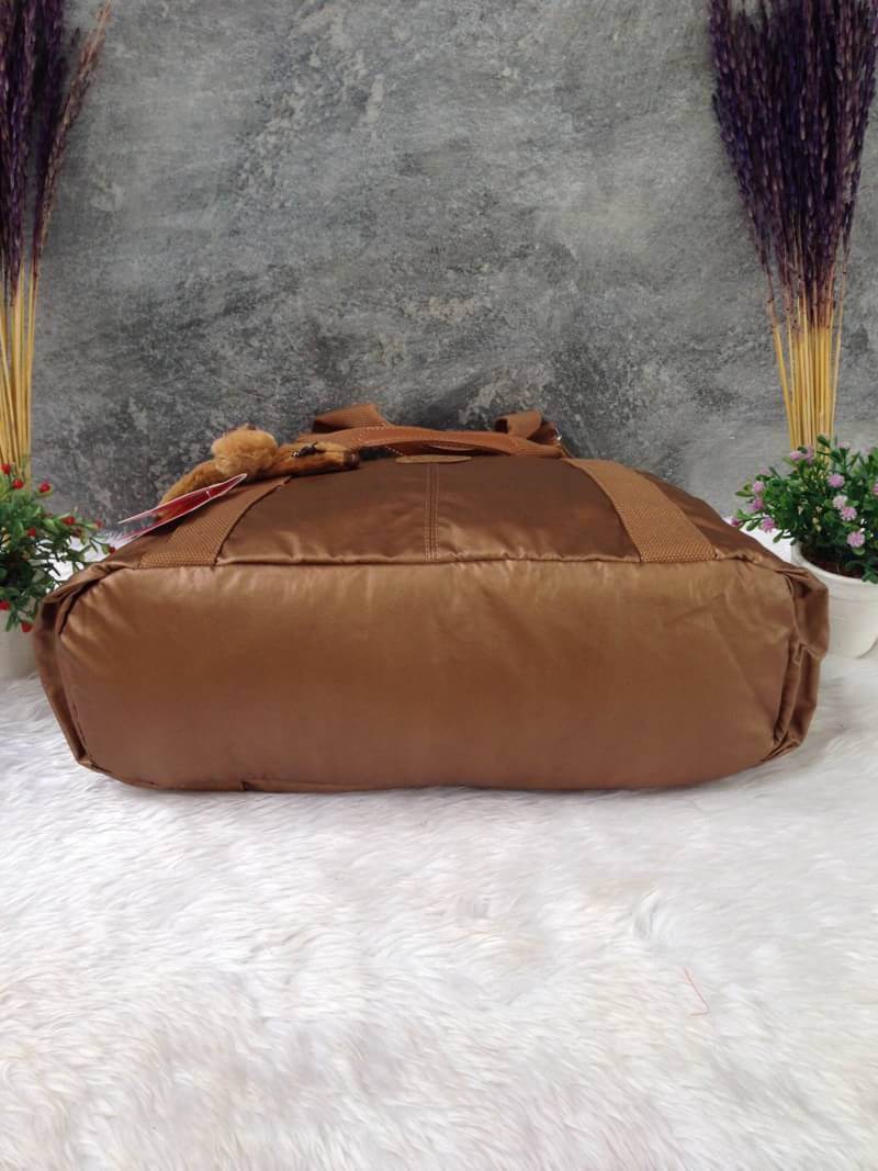 Kipling รุ่น Cicele กระเป๋าสะพายไหล่ใบใหญ่ สวยน่ารัก ตัวกระเป๋าด้านในเป็นช่องโล่งแบบปิดเปิดด้วยซิป มีช่องซิปด้านใน ด้านข้างกระเป๋า มี 2 ช่อง ปิดเปิด ด้วยเทป พร้อมที่ใส่โทรศัพท์ ปากกา และ MP 3 ในส่วนด้านใน และ ด้านข้างกระเป๋า ซ้าย-ขวา เป็นช่องขนาดเล็กสำหรั