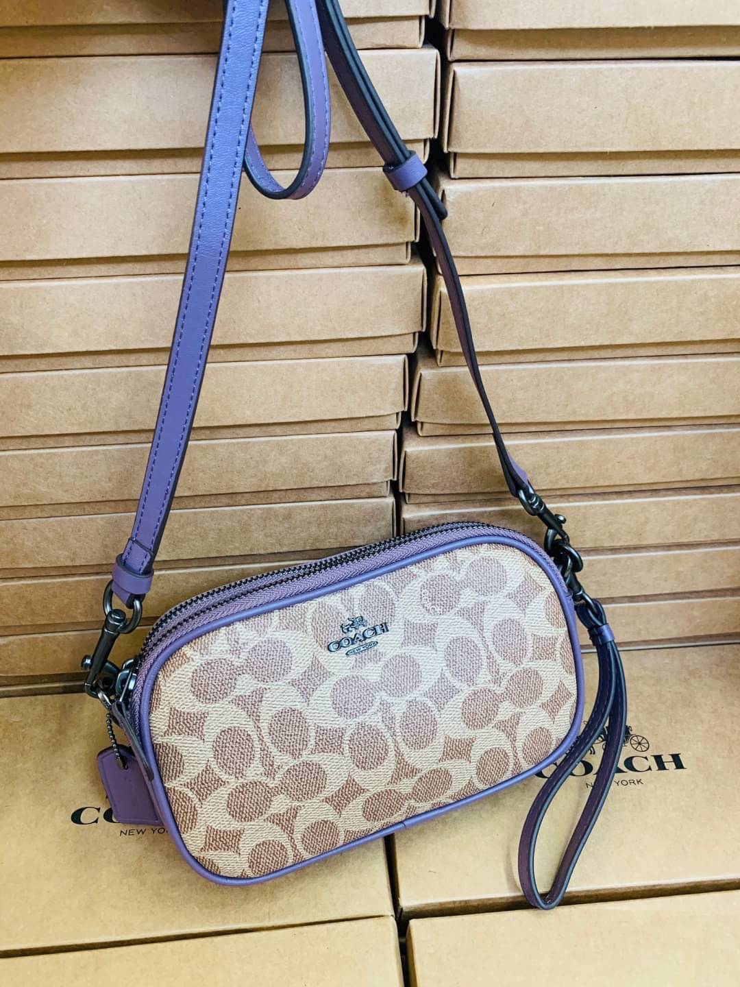 COACH CROSSBODY CLUTCH IN SIGNATURE BAG 💋รุ่นฮิต+สีหายากค่ะ!! กระเป๋าสะพาย+คล้องมือได้ วัสดุหนังแท้ผสมpvcค่ะ มีช่องซิปคู่ ภายในช่องใส่มือถือได้ทุกรุ่น;กระเป๋าเงินใบสั้นได้ ใส่ของจำเป็นสาวๆได้ครบค่ะ มีช่องเสียบบัตร2ช่อง และช่องโล่งให้ใส่ของจุกจิกค่