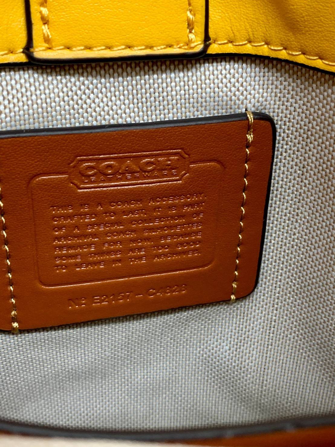 COACH MINI CASHIN TOTE ((C4828)) 💥พร้อมส่งที่ไทยรุ่นใหม่ล่าสุดค่ะ! กระเป๋าขนาดมินิ หนังแท้ หนังนิ่มสวย น่าใช้มากๆค่ะ ปากกระเป๋าแบบแม่เหล็ก ภายในสามารถใส่กระเป๋าเงินใบกลางได้;มือถือแบบตั้งได้ทุกรุ่น;ของจำเป็นจุกจิกสาวๆได้หลายอย่างนะคะ;พร้อมช่องเสีย