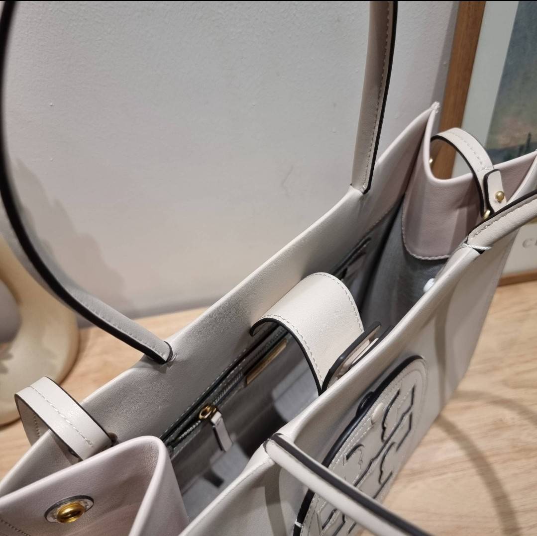 TORY BURCH ECO ELLA TOTE BAG / TORY TOTE BAG พร้อมส่ง 3 สี กระเป๋าสะพายทรงโท้ท ขนาดกำลังสวย จุของได้เต็มที่ รูปทรงคลาสสิคชวนใช้ โดดเด่นด้วย patch โลโก้ คอลเลคชั่นน้องใหม่ ส่งมาให้สาวๆได้ใจฟูอีกหนึ่งไอเท็ม