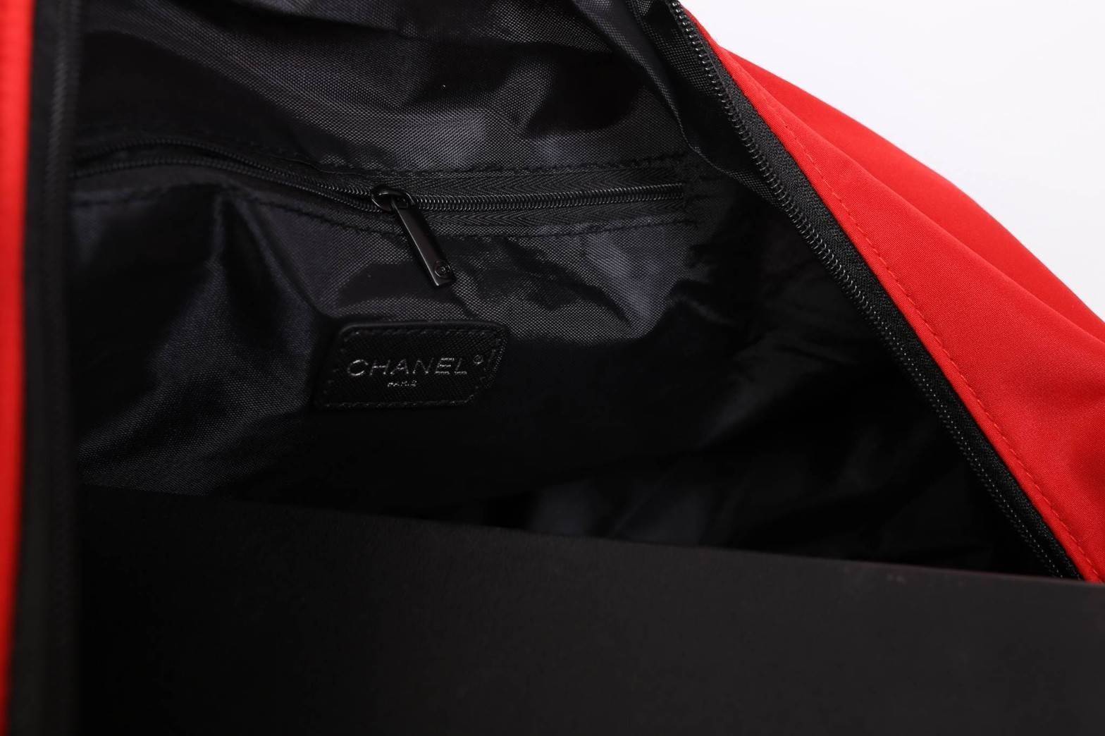 CHANEL VIP GIFT Large Travel Bag กระเป๋าเดินทาง Gift With Purchase รุ่น Limited Edition พรีเมี่ยมกิ๊ฟของเเท้จาก Chanel Perfumes Counter วัสดุ NYLON เนื้อหนาสีดำ-แดงเย็บโลโก้หนังด้านหน้า เปิดปิดด้วยซิป หัวซิปแบรนด์ใบใหญ่จุใจ พิเศษ! มีช่องใส่รองเท้าด้านข้าง