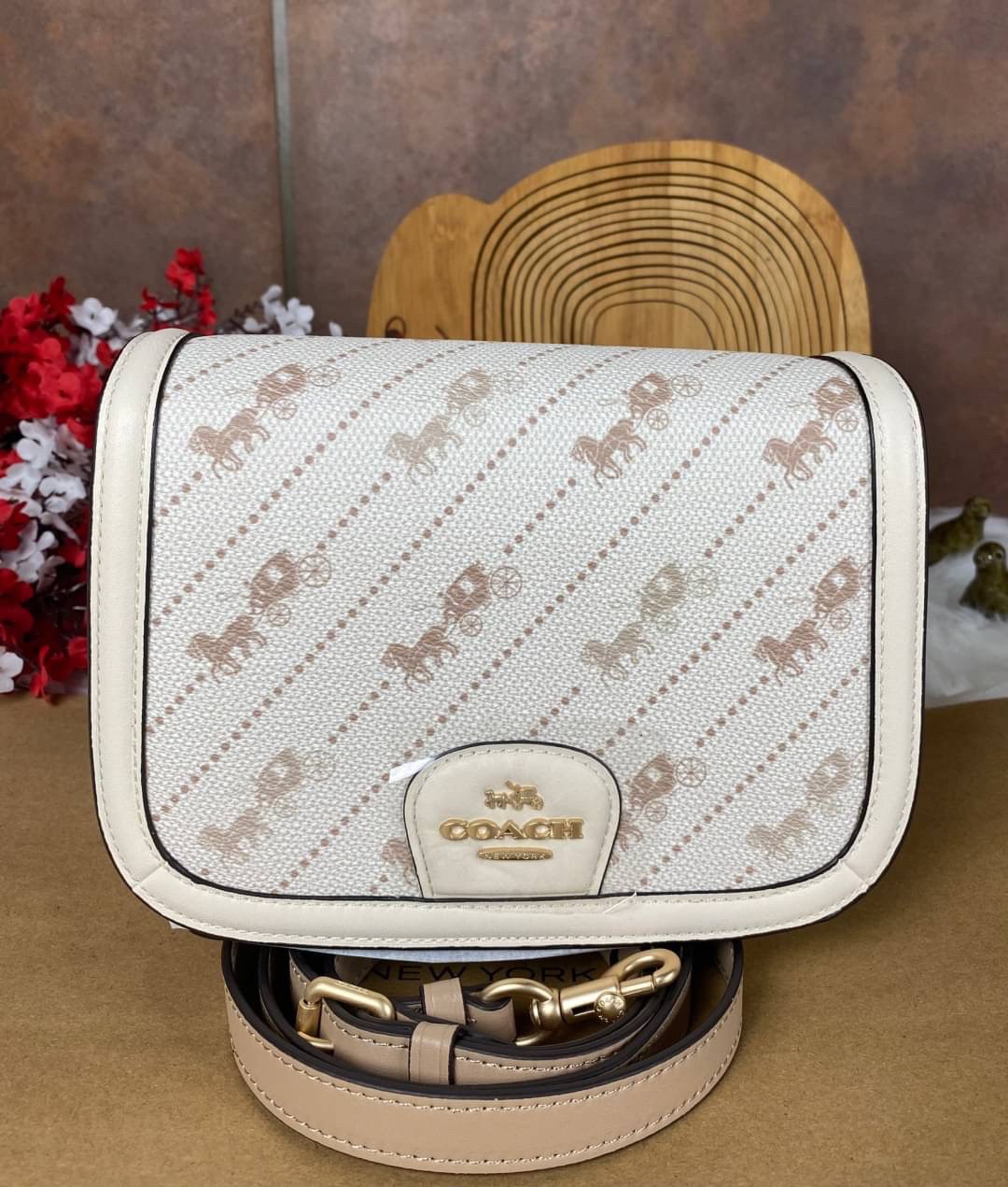 OUTLET 】COACH SADDLE BAG WITH HORSE AND CARRIAGE DOT PRINT (COACH C4059) กระเป๋าสะพายข้าง ลายม้าและรถลาก item ใหม่ที่สาวๆต้องมีนาทีนี้ห้ามพลาด รูปทรงโค้งมน วัสดุ พีวีซี ผ้าใบเคลือบพิมพ์ลายเป็นหนังเรียบ ทนทานและกันคราบสกปรกทั้งสี่ด้านเป็นหนังคุ้มสุดๆ ภายใน