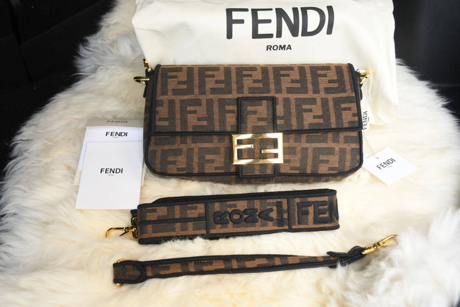 Fendi Baguette Brow Fabric bag กระเป๋าทรง Baguette ขนาดกลาง วัสดุ canvas ผ้าjacquard สีน้ำตาลพร้อมลวดลาย FF ขลิบด้วยลายปักสีดำโดดเด่นอะไหล่ทอง หรูหรา เปิด-ปิดด้วยตัวล็อคแม่เหล็ก มี1ช่องซิปด้านใน มี2สาย สายสั้นและสายยาว ถอดสายได้ สวยหรู ใบนี้ไม่ควรพลาดค่า