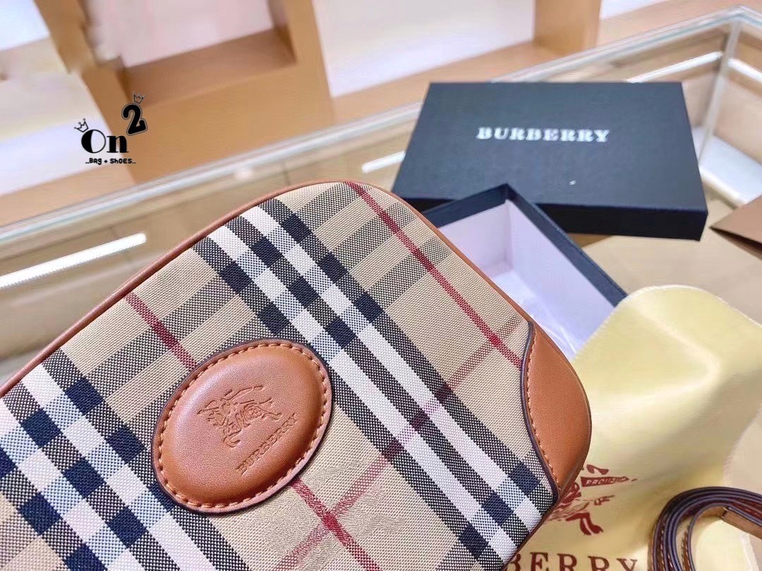BURBERRY CROSSBODY VINTAGE BAG กระเป๋าสะพายทรง camera ซิปบน ลายซิกเนเจอร์แบรนด์ มาพร้อมสายสะพายยาวครอสบอดี้ งานสวยเป๊ะปั๊มทุกจุด สวยอยู่ทรง เปิดปิดด้วยซิปยาว ภายในมีช่องแบ่งเป็นสัดส่วน สามารถใส่มือถือ iphone เงิน ของจุกจิกได้ สายสะพายหนังยาวปรับระดับได้ อ