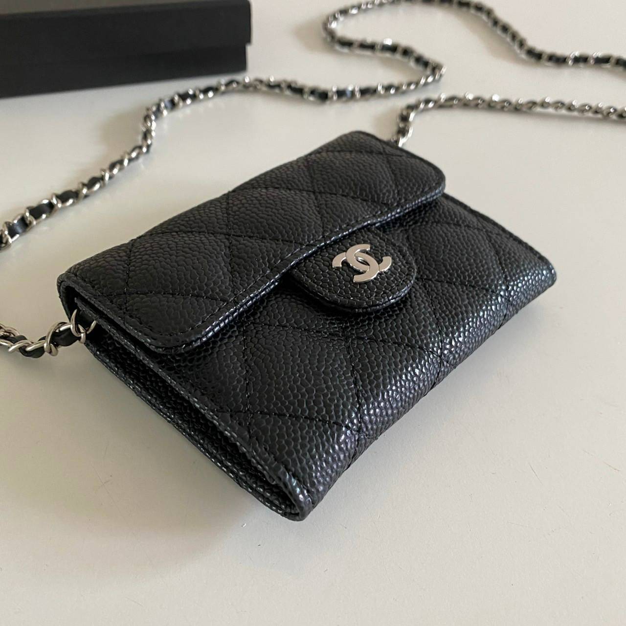 หนังแท้ Chanel wallet on chain / CHANEL BLACK CAVIAR BAG พร้อมส่งที่ไทย รุ่นยอดนิยมไอเท็มฮิตวัสดุหนังแท้คาเวียร์สวยคลาสสิคเปิดปิดด้วยฝาปิดกระดุมด้านหน้ามีโลโก้แบรนด์อะไหล่ทองสวยหรูดูดีมาพร้อมสายโซ่อะไหล่เงินและทองร้อยหนังจะสะพายไหล่ หรือ Crossbody ก็ดูดี 