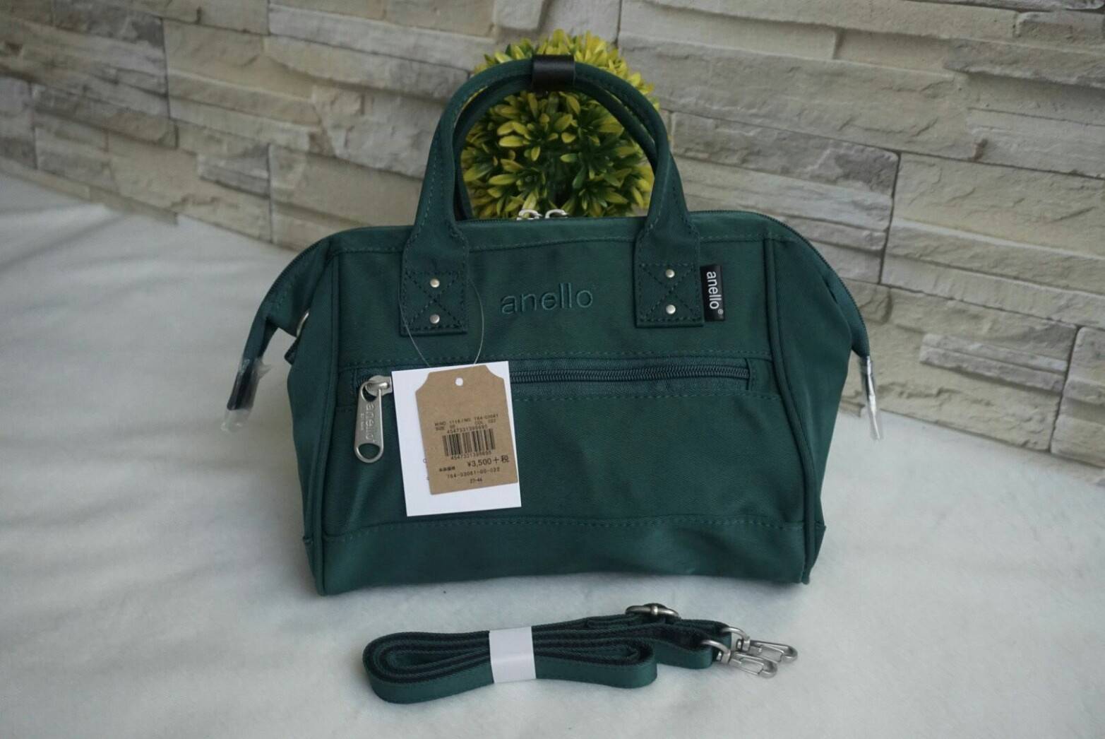 ANELLO Polyester Twill Mini Shoulder Bag AT-H1371 แบรนด์ฮิตติดลมบนในขณะนี้ กับคอลเลคชั่นใหม่เป็นรุ่นทรง Shoulder bag กระเป๋าสะพายในนี้ทำจากผ้า Polyester twill ที่มีความคงทนและมีสีสดใส กระเป๋าที่ดูจะใบเล็กๆใบนี้ สามารถบรรจุขวดน้ำ 500ml และกระเป๋าตังค์แบบยา