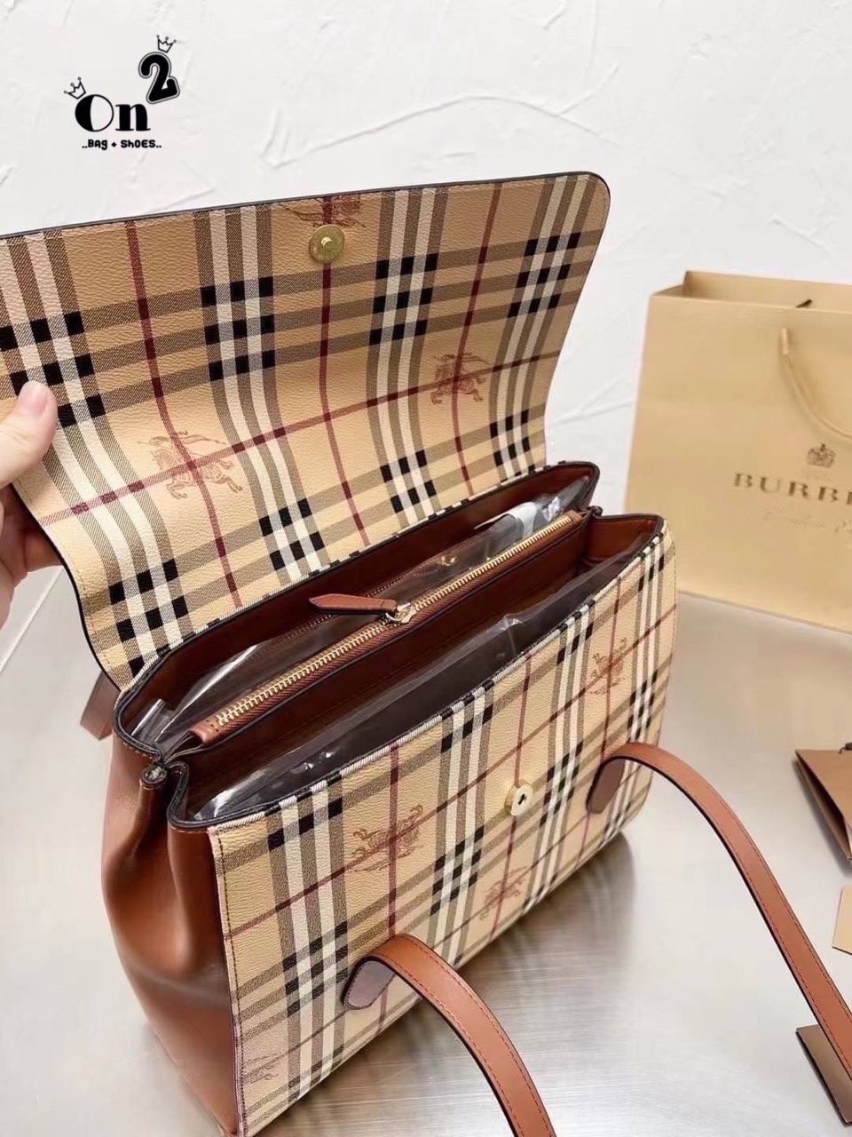 BURBERRY london kelly bag vintage with strap Gift Bag / BURBERRY Messenger Bag กระเป๋าสะพายขนาดที่พอเหมาะกับการใช้ในชีวิตประจำวัน รูปทรงคลาสสิกที่ไม่ทิ้งในเรื่องของคุณสมบัติการใช้งานลวดลาย Vintage Check ที่ถือว่าเป็นสัญลักษณ์อันเก่าแก่ของแบรนด์ เสริมทุกสไ