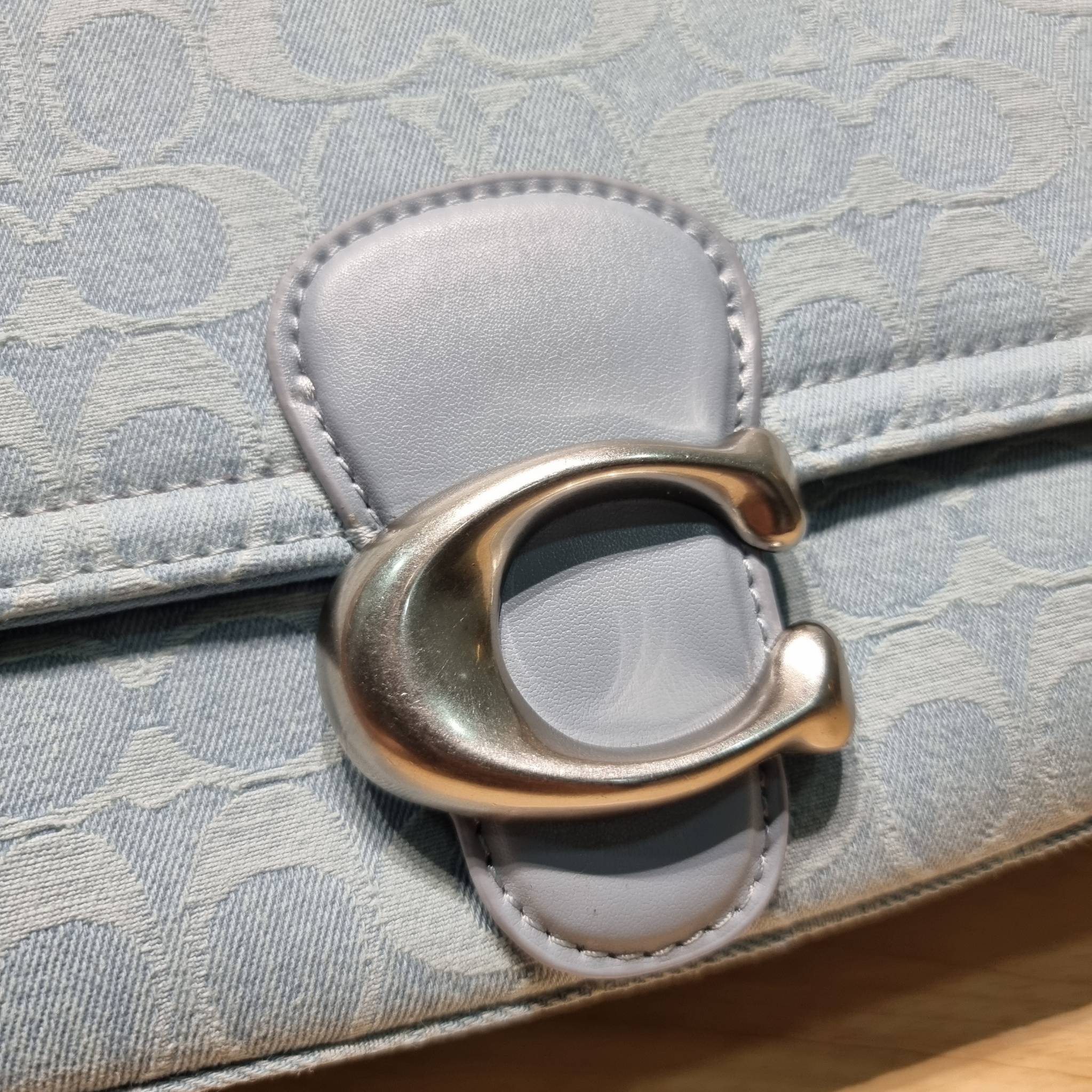 COACH CJ854 SOFT TABBY SHOULDER BAG IN SIGNATURE DENIM ฉุดไม่อยู่แล้วจริงๆกับไอเท็มนี้ ที่ร้อนแรงแบบปังๆไปเลย!! กระเป๋าสะพายไหล่/สะพายข้าง ดีไซน์วินเทจย้อนยุค สวยคมชัด คลาสสิคใช้ได้ทุกลุค