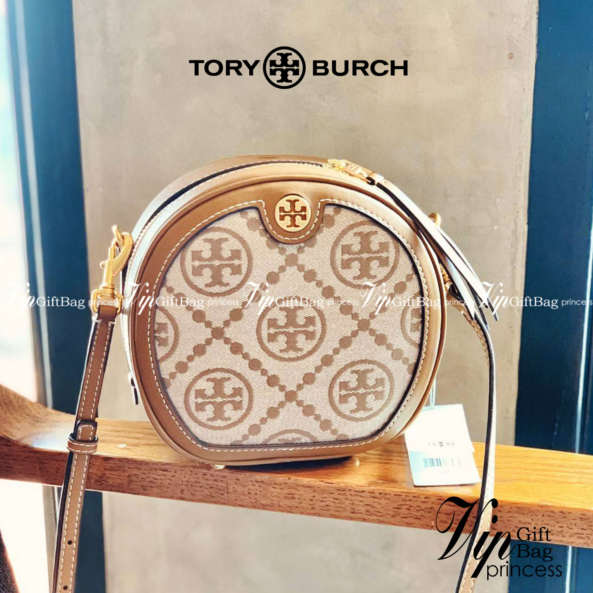 TORY BURCH T MONOGRAM JACQUARD CIRCLE BAG ((Large size)) พร้อมส่งที่ไทย สวยก่อนใครที่นี่! กระเป๋าจาก Tory burch รุ่นนี้มาในสไตล์ทรงวงกลม สุดคลาสสิค ดูคล่องตัวมากขึ้น วัสดุJacquardทอลายแบรนด์+ขอบหนังแท้ ได้ลงตัวสวยงามอยู่เหมือนเดิมค่ะ