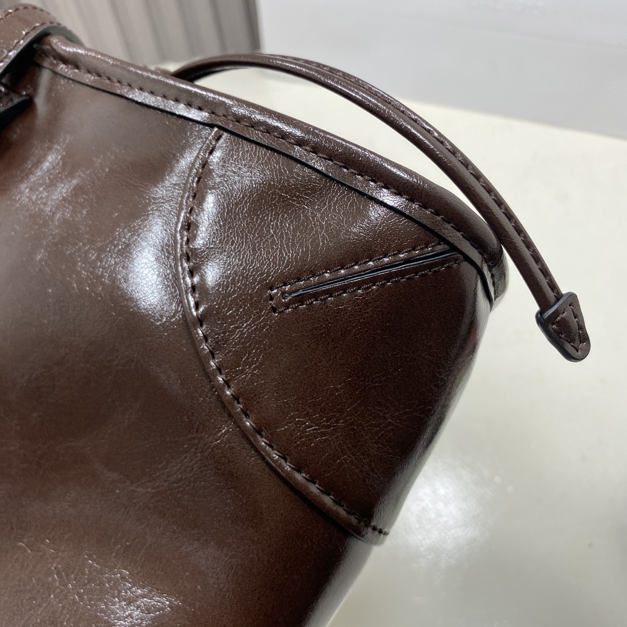 ORI หนังแท้ | Prada Bonnie medium leather handbag 32cm กระเป๋าสะพายทรงโท้ท โดดเด่นด้วยดีไซน์ที่เน้นความประณีตแต่ใช้งานได้จริง หนังเนื้อนุ่มเคลือบเงา เน้นย้ำเสน่ห์อันทันสมัยและใช้งานได้หลากหลาย