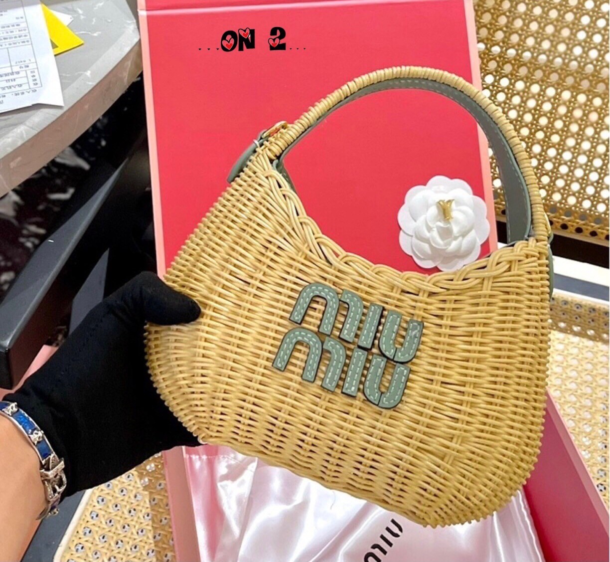 MIU MIU Wander wicker hobo bag 8" สวยหวานน้ำตาลเรียกแม่กันเลยจ้าใบนี้ กระเป๋าถือ กระเป๋าสานวินเทจวินใจงานที่แม่ชมเลือกใช้สวยเป๊ะมากคุ้มค่าแก่การลงทุนซื้อสะสมวางโชว์ก็สวยถือไปไหนก็สวยงามมีแต่คนมองค่ะ