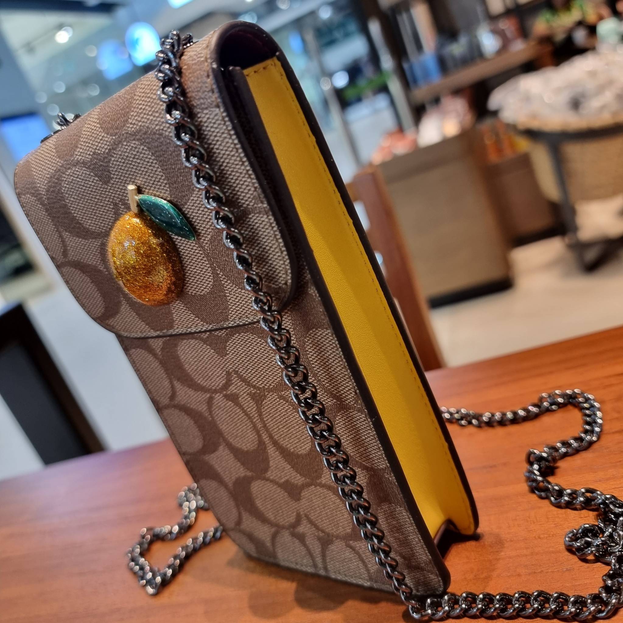 COACH F73486 NORTH/SOUTH PHONE CROSSBODY IN SIGNATURE CANVAS WITH FRUIT 🍒🍓🍋 แจกความสดใสกันอีกครั้ง!! กับกระเป๋าสะพายเอนกประสงค์ Case phone ใส่โทรศัพท์มือถือได้ทุกรุ่น ดีไซน์ลายผลไม้ฉ่ำๆ สวยมีเสน่ห์ 💖 วัสดุหนังแคนวาสคุณภาพ ฝ