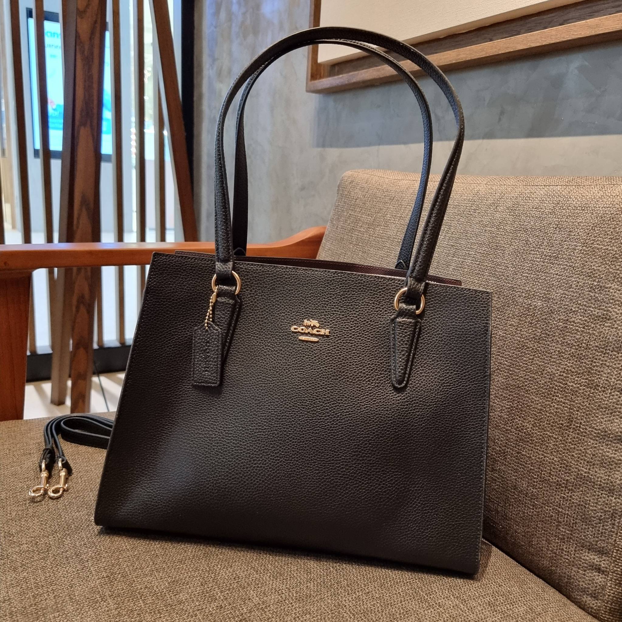 COACH C4075 TATUM CARRYALL IN SIGNATURE CANVAS คอลเลคชั่นใหม่ล่าสุด จัดมาให้ได้สวยก่อนใคร สวยหรูทุกสี!! ลุคผู้ดีต้องมาอีกหนึ่ง กระเป๋าสะพายทรงสวย ที่มาพร้อมสายสะพายไหล่ในตัว และสายครอสบอดี้สำหรับสะพายข้าง วัสดุหนัง crossgrain สวยคมมากๆ ตัวกระเป๋าถูกแบ่งเป