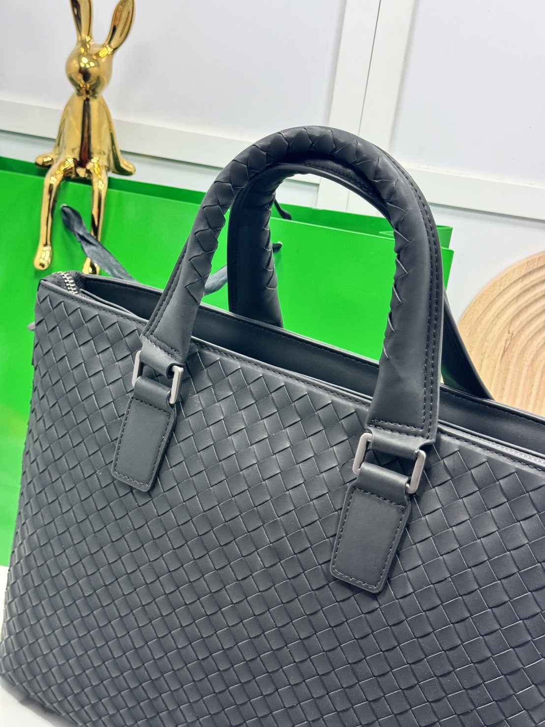 ORI หนังแท้ | Bottega Getaway Slim Intrecciato Leather Briefcase / Bottega Messenger Bag กระเป๋าใส่เอกสาร กระเป๋าทรงแมสเซ็นเจอร์ สวยเรียบหรูคลาสสิกเป็นเอกลักษณ์ โดดเด่นด้วยงานสานตาราง ดีไซน์เรียบง่าย แต่ดูแพง ไอเท็มสุดปัง!!