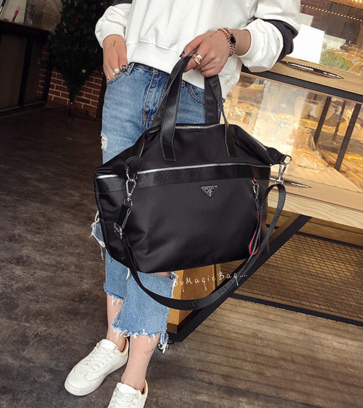 💕Prada💕 ใครกำลังมองหากระเป๋าใบใหญ่ ใส่ของเดินทางไปต่างจังหวัดได้ ขอแนะนำใบนี้เลยค่า เข้ากระแสมาก จุของได้เยอะสุดๆ งานติดโลโก้ ดูแพงมากๆ งานสวยผ้าไนล่อนอย่างหนา ดูมีราคาไม่ไก่กานะคะ สกรีนด้านหน้า อย่างดี สีไม่หลุดลอกง่าย น้ำหนักกระเป๋าเบา ใ