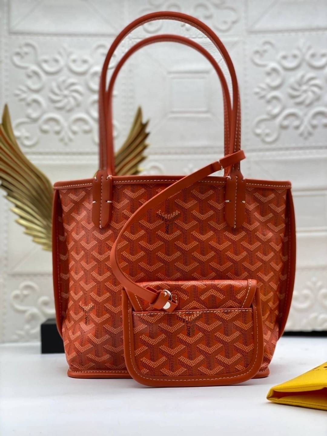 9 สี GOYARD ANJOU TOTE MINI / Goyard Mini Tote เกรดออริจินอลสลับแท้ ใช้งานต่างประเทศได้ ฮอตไอเท็ม กับกระเป๋าสะพายทรงโท้ท ไซส์มินิ กะทัดรัด มาครบสีขายดี เลิศทุกสี รูปทรงคลาสสิค ดีไซน์เป็นเอกลักษณ์ ใช้งานได้หลากหลาย