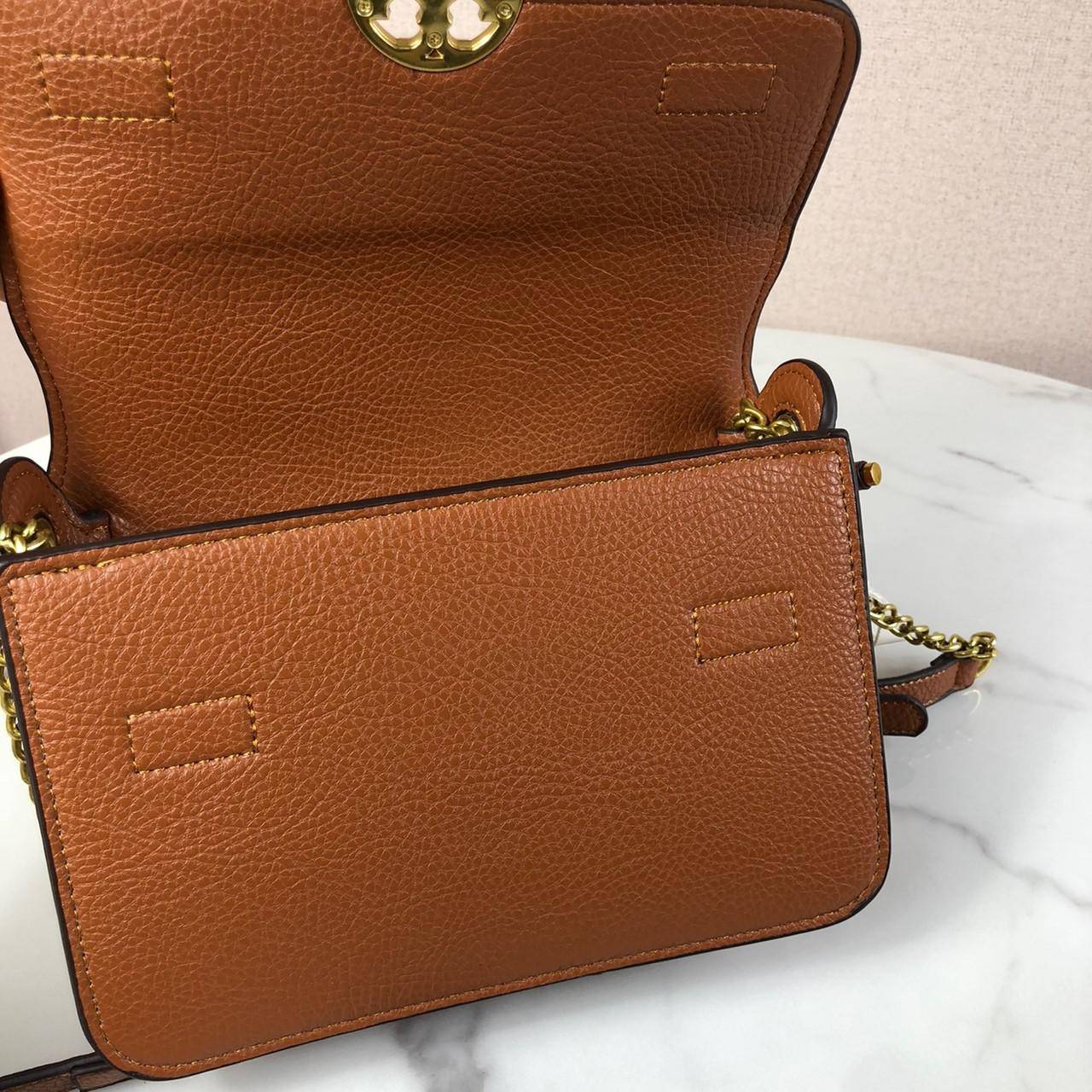 ของแท้ 💯% กระเป๋าสะพาย TORY BURCH มาพร้อมสายสะพายโซ่ มีหนังรองบ่าค่ะ เปิด - ปิดกระเป๋าด้วยกระดุมแม่เหล็กแบบซ่อน