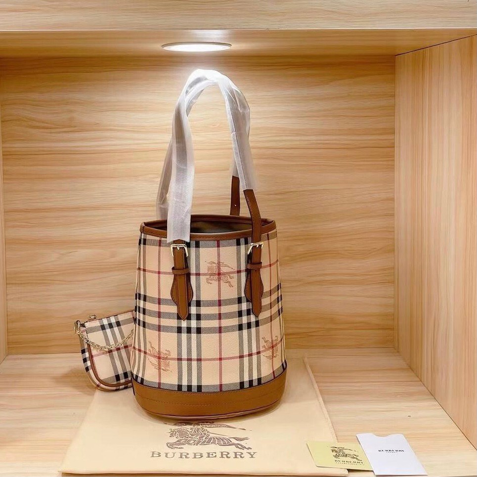 BURBERRY VINTAGE SET BAG VIP GIFT WITH PURCHASE (GWP) **ซื้อ1ได้ถึง2ใบ กระเป๋าถือทรงสวยหรู งานพรีเมี่ยมกิ๊ฟ Limited Edition จากBURBERRY วัสดุหนังPVC สวยหนังนิ่ม ตัดด้วยสายหนังสีน้ำตาลเข้ม **สวยตาแตกกกก มาพร้อมช่องใส่ของขนาดใหญ่ อยกเป็นช่องซิปและช่องใส่ของ