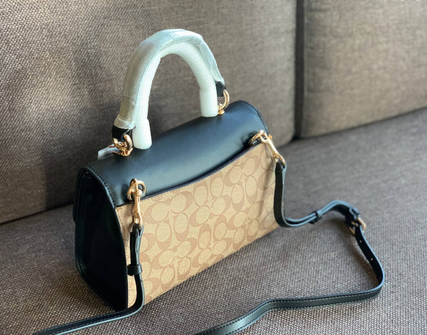 สวย หรู ดูดี รุ่นนี้กัยเลยค่า!! COACH TILLY TOP HANDLE SATCHEL IN SIGNATURE ((76620)) พร้อมส่งความสวย ห้ามพลาดค่ะ! กระเป๋าหิ้ว//คล้องมือ//สะพายข้างได้ ทรงสวย หนังแท้เรียบ+ลายCได้สวยงามค่ะ เปิดปิดกระเป๋าแบบหมุนล็อค ภายในมีช่องหลักใส่ของ2ช่อง สามารถใส่กระเป