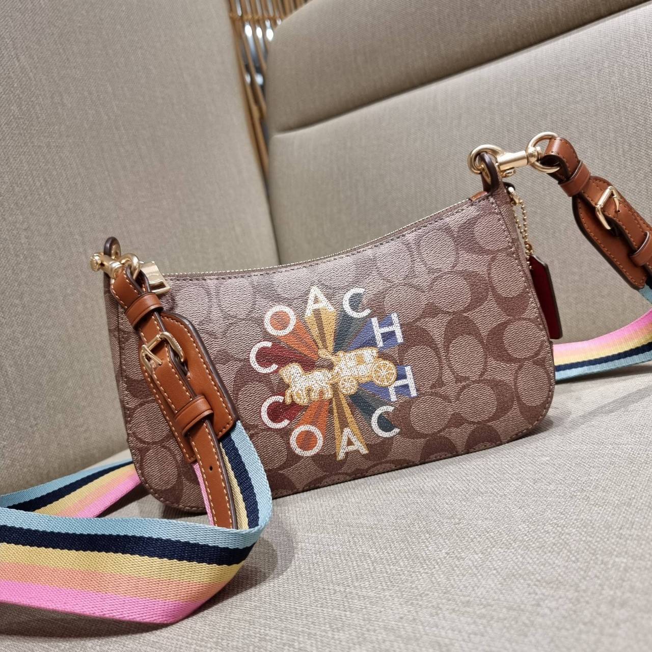 COACH C7264 C6823 C6817 JES BAGUETTE IN SIGNATURE CANVAS คอลเลคชั่นใหม่ล่าสุด พร้อมเสิร์ฟความสวยถึงบ้านเช่นเคย!! กระเป๋าสะพายทรงบาแกตต์ ดีไซน์ย้อนยุค ที่แอบแฝงความเรียบหรูดูแพงอยู่ในตัว โดดเด่นด้วยสายสะพายเส้นใหญ่ โทนสีคอนทราส ทำให้ไอเท็มนี้ดูมีลูกเล่นมาก