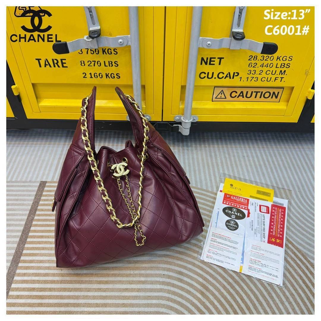 CHANEL 25 Small Handbag กระเป๋าสะพายทรงโฮโบ คอลใหม่ล่าสุด ต้อนรับฤดูกาล SPRING-SUMMER 2025 รูปทรงใช้งานได้จริง จุของได้ ถือเก๋ๆ เอวี่เดย์ลุค บอกเลยว่าดีไซน์เก๋มาก