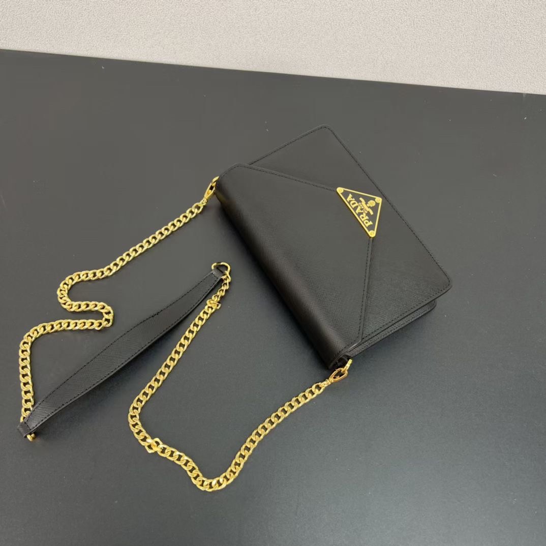 Prada Envelop / Prada Mini Triangle Logo Envelope Flap Crossbody Bag / Prada Saffiano leather shoulder bag ฮอตสุดไม่มีใครเกิน กับกระเป๋าสะพายรุ่นที่สาวๆต้องไม่พลาด!! ดึงดูดและสะกดสายตาด้วยอะไหล่ดีเทลหรู