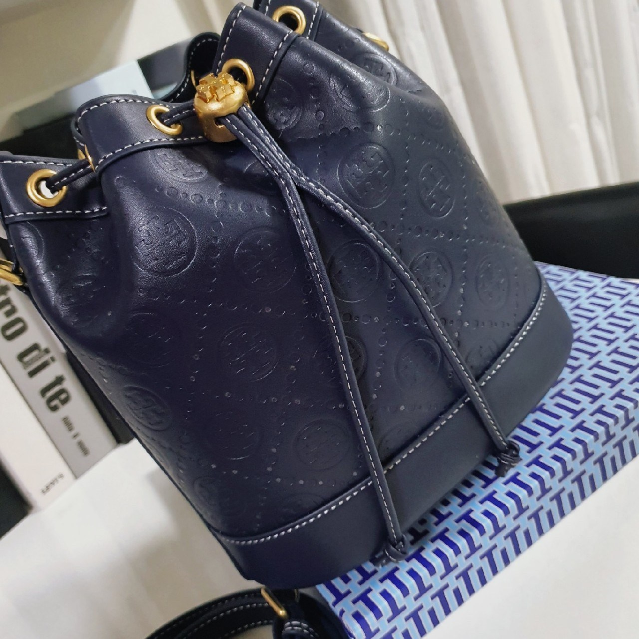 Tory burch monogram leather bucket bag ดีไซน์สวยงามตามแบบฉบับของแบรนด์แล้ว ที่ทำจากวัสดุหนังแท้ ตัวกระเป๋าอยู่ทรงสวยมีลายแบรนด์สวยหรู ใช้รูดเปิดปิด ภายในบุผ้าอย่างดี มีช่องเล็กหนึ่งช่อง ใส่ของได้หลากหลายขนาดกำลังดี ที่นอกจากจะได้เรื่องดีไซน์สวยงาม